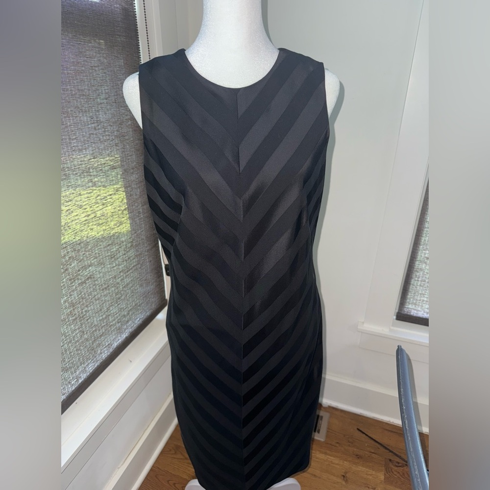 J. Mclaughlin Black Diagonal Stripe Chevron Pencil Dress. Size 10.